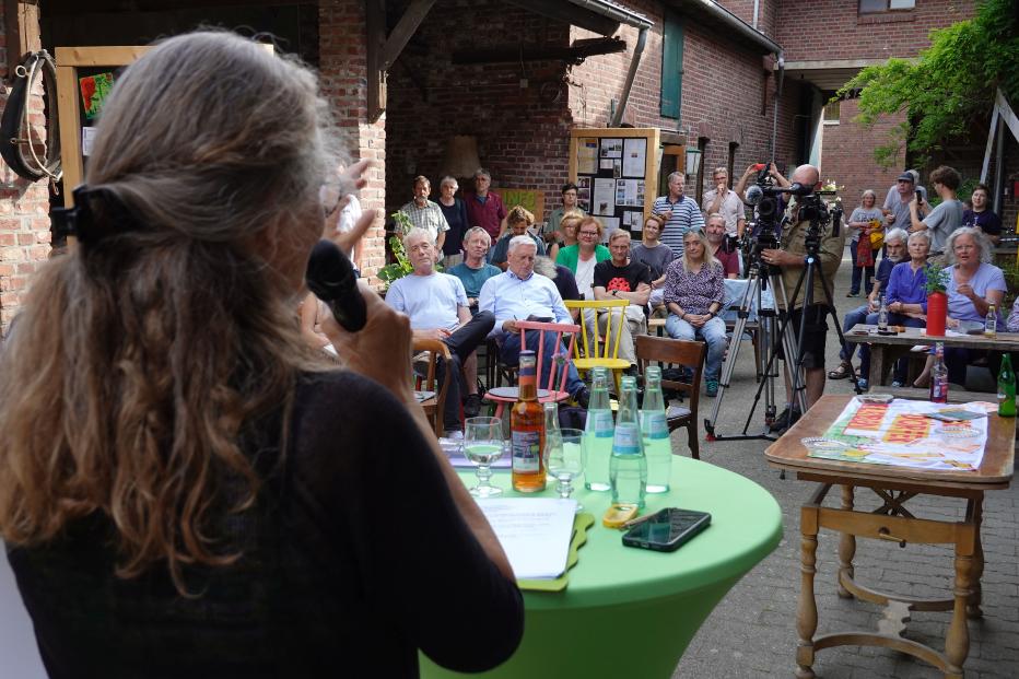 Angeregte Diskussion bei der Finissage der Pop-Up-Ausstellung im Schwalbenhof.
