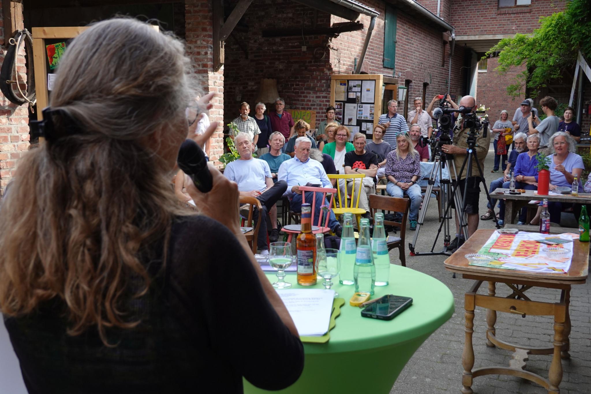 Angeregte Diskussion bei der Finissage der Pop-Up-Ausstellung im Schwalbenhof.