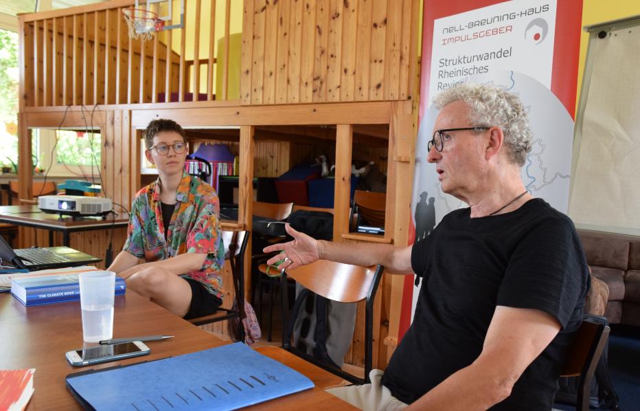 Dr. Manfred Körber (r.) und Chris Löw gestalteten in der früheren KiTa von Morschenich-Alt einen angeregten Austausch über Demokratie