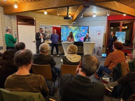 Blick auf das Publikum und die Teilnemenden der Podiumsdiskussion