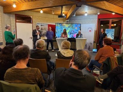 Blick auf das Publikum und die Teilnemenden der Podiumsdiskussion