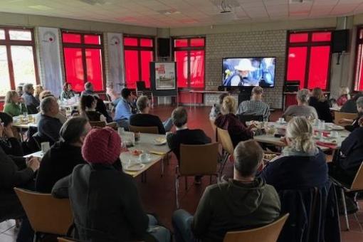 Teilnehmer_innen beim Filmfühstück im NBH