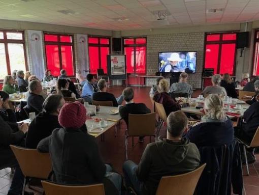 Teilnehmer_innen beim Filmfühstück im NBH