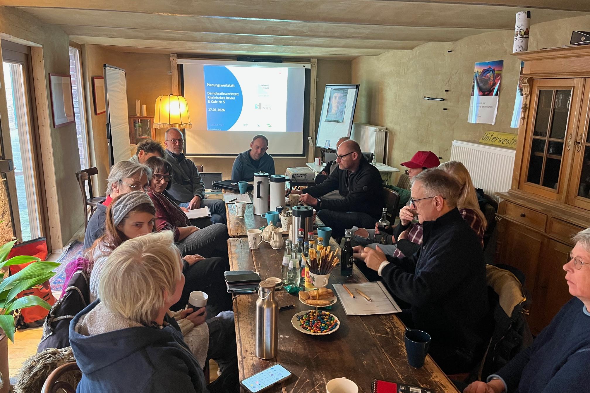 Bürger_innen im Gespräch bei der Planungswerkstatt