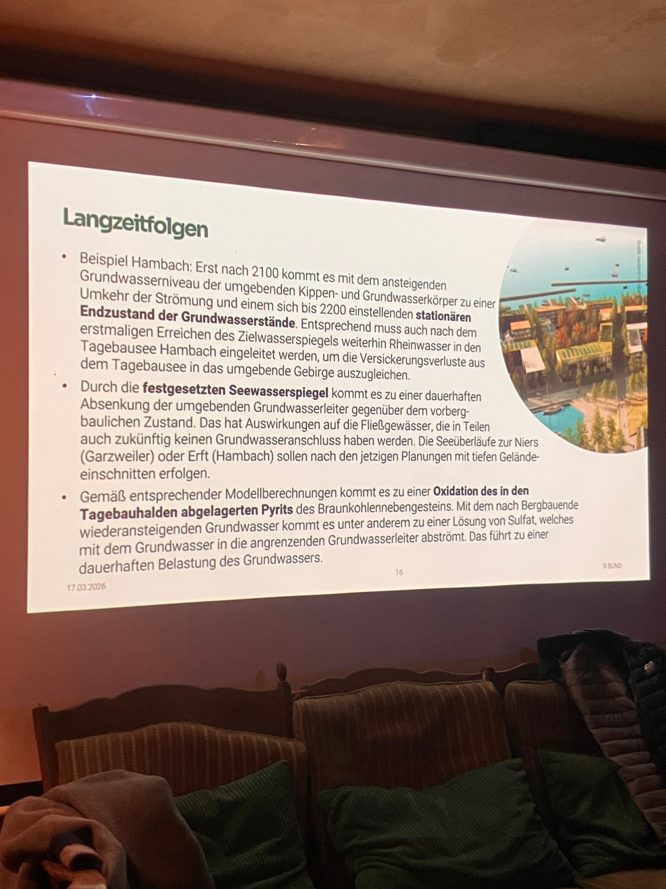 Projektionsfolie mit Text zu Langzeitfolgen des Grundwasserspiegels und Tagebaueffekten sowie kleinem Bild eines Tagebaus rechts oben