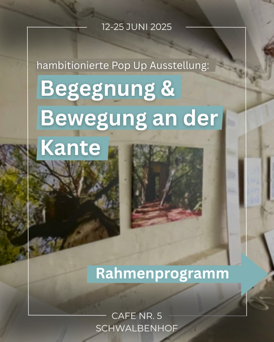 Wand mit Naturfotografien in einer Ausstellung, Text über Pop-up Ausstellung 'Begegnung & Bewegung an der Kante' vom 12. bis 25. Juni 2025 im Cafe Nr. 5 Schwalbenhof