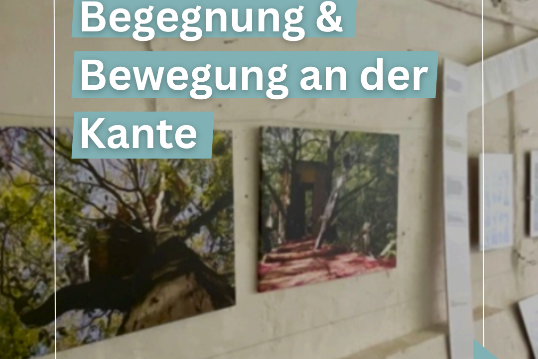 Wand mit Naturfotografien in einer Ausstellung, Text über Pop-up Ausstellung 'Begegnung & Bewegung an der Kante' vom 12. bis 25. Juni 2025 im Cafe Nr. 5 Schwalbenhof